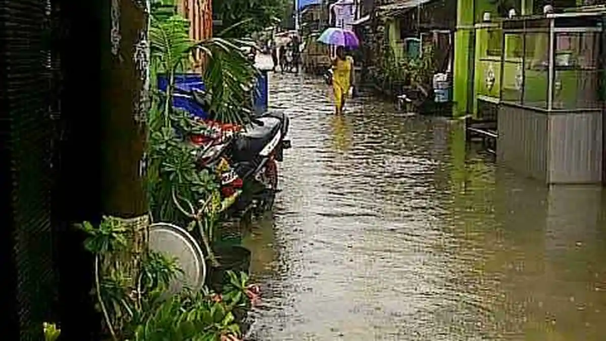 Warga Tamalate Makassar Dikepung Banjir