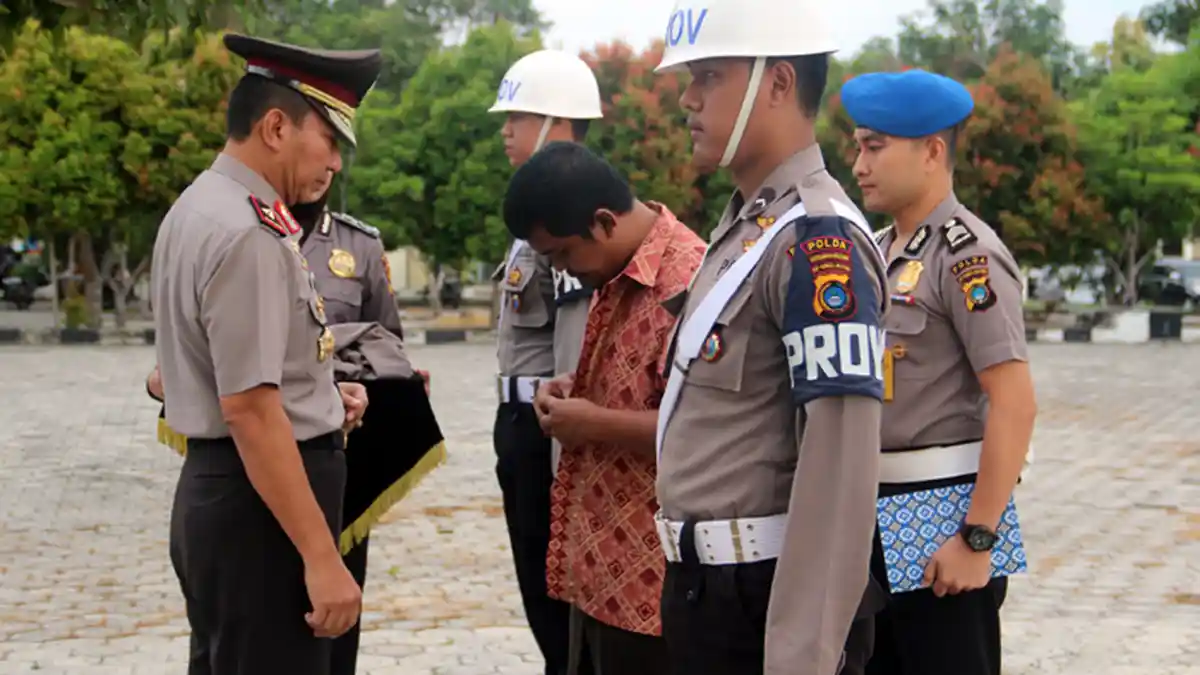 Usai Baju Dinasnya Dicopot, Briptu Dolly Sahat Dibawa ke Lapas Bukit Semut