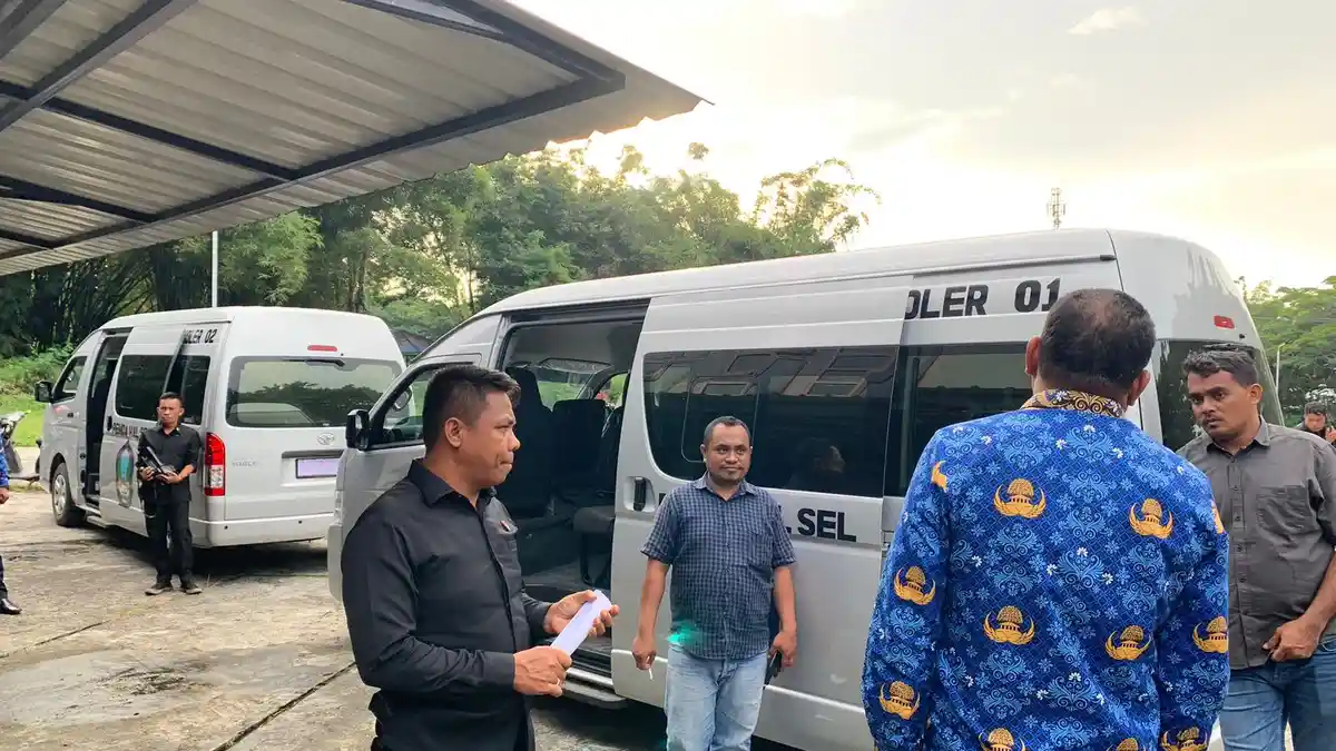 Protokoler Setda Halmahera Selatan Terima 2 Unit  Toyota Hiace, Dibeli  1,2 Miliar