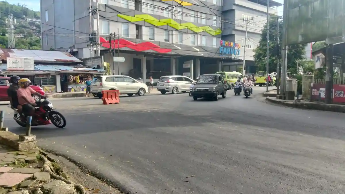 Warga Bersyukur, Kerusakan Jalan Dr. J. B. Sitanala Telah Diperbaiki: Terima Kasih