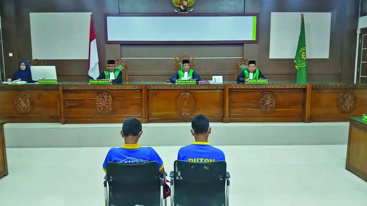 Dua Terdakwa Pasangan Gay Divonis Hukuman Cambuk 80 Kali
