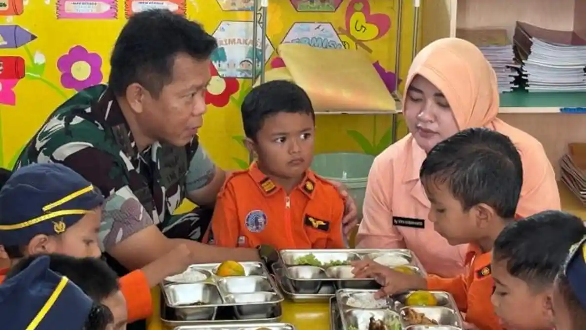 Danlanud Salurkan Langsung 136 Box MBG dari SPPG Lanud SIM ke TK Angkasa