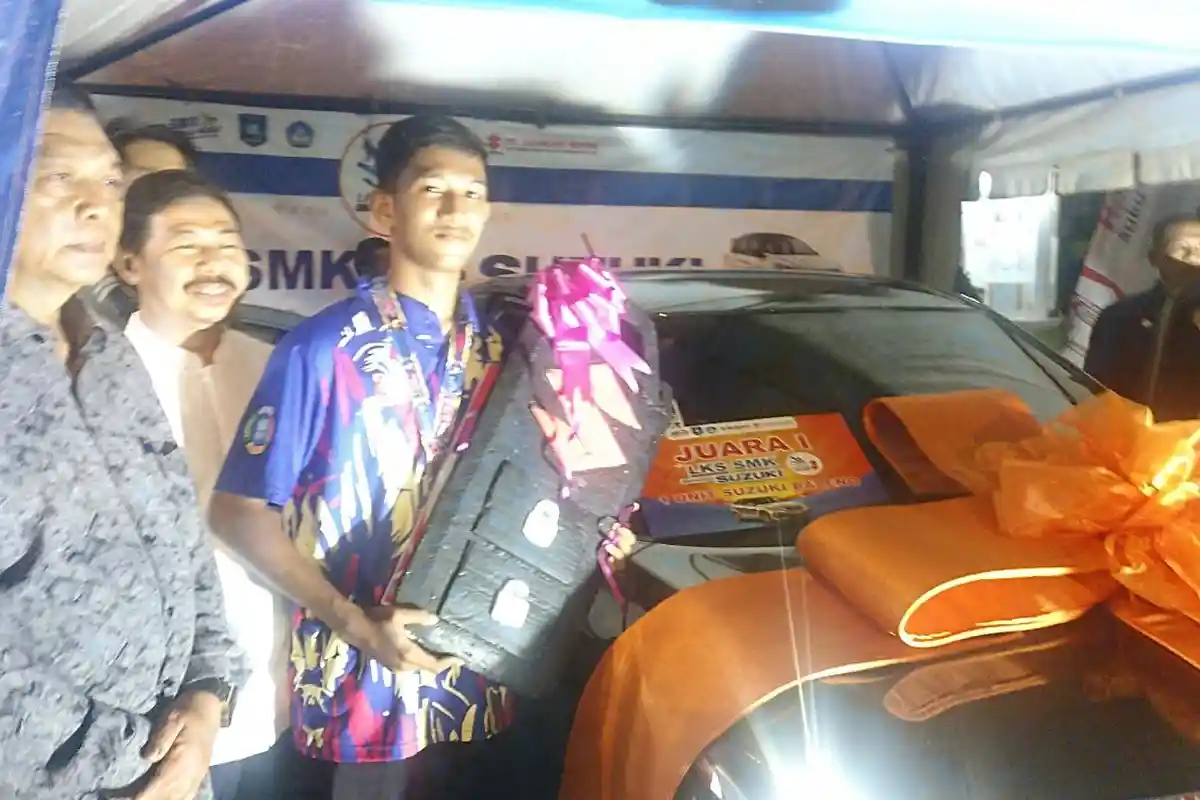 Ilham Akbari Siswa SMKN 2 Pangkalpinang Juara I LKS 2024 Raih Hadiah Utama Mobil Suzuki Baleno