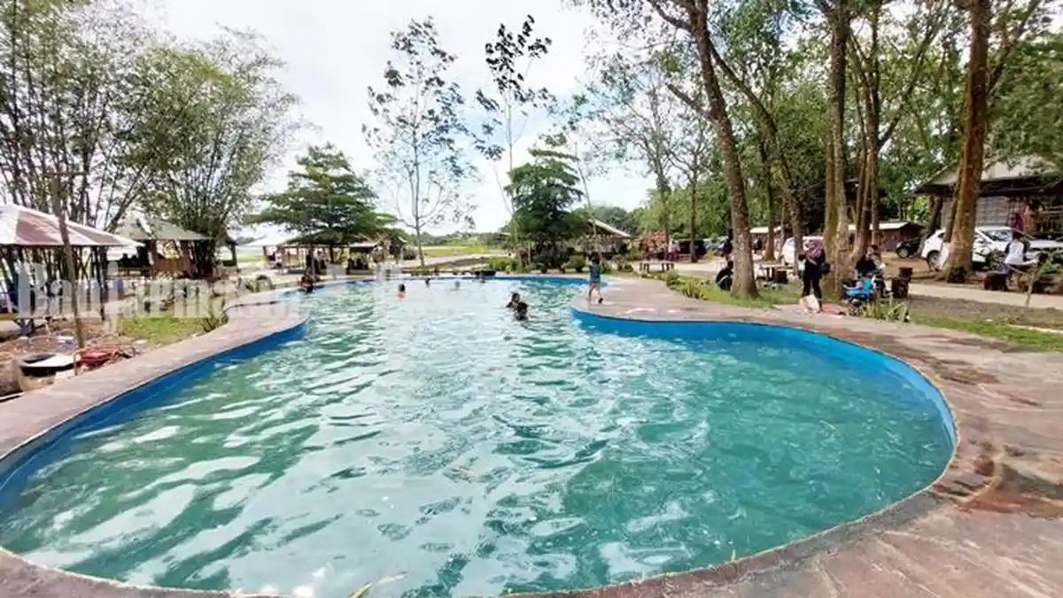 Wisata Kuliner Kampung Purun Banjarbaru, Pengunjung Bisa Ajak Anak Berenang di Kolam