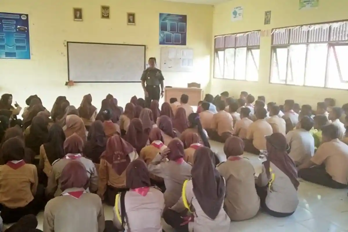 Danramil Sungai Loban  Datangi Siswa SMKN 1 Sungai Loban. Ini Yang Diberikan