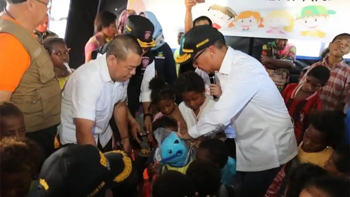 Anak-Anak Di Sentani Bersuka Cita Dapat Oleh-Oleh Dari Mensos
