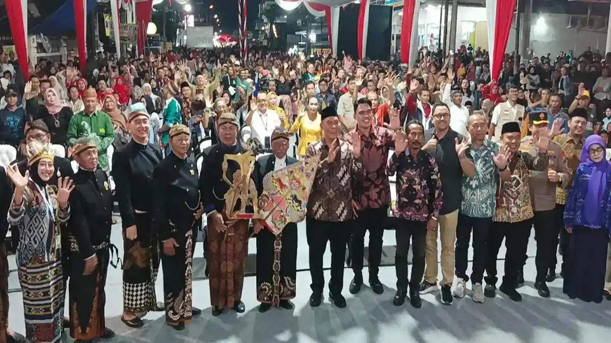 Aksi 10 Dalang Satu Lakon di Pagelaran Wayang Kulit Sukomanunggal Surabaya Sukses Hibur Warga - Surya.co.id