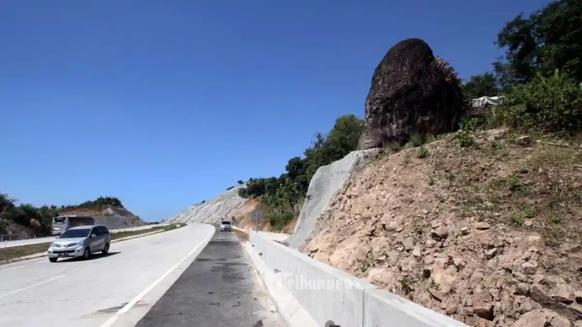 Batu Bleneng di Tol Cipali Tak Bisa Dipindahkan