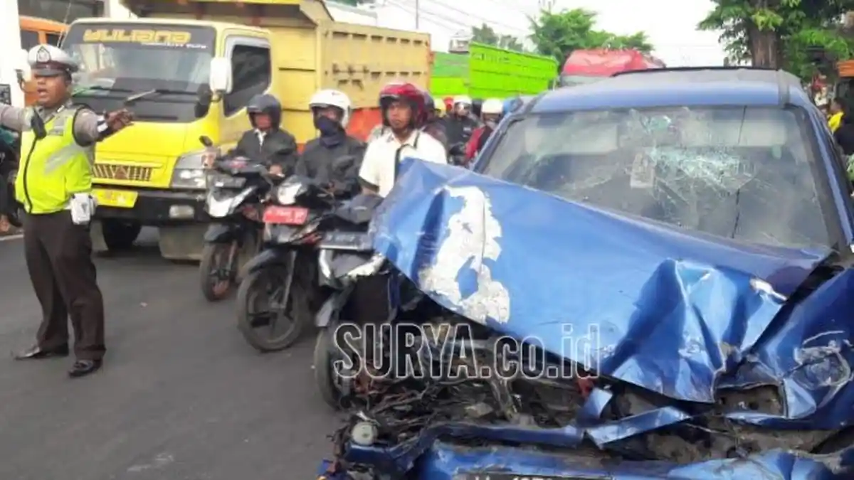 Panther yang Dikemudikan Warga Surakarta Ringsek Ditabrak Truk dari Depan dan Belakang di Pasuruan