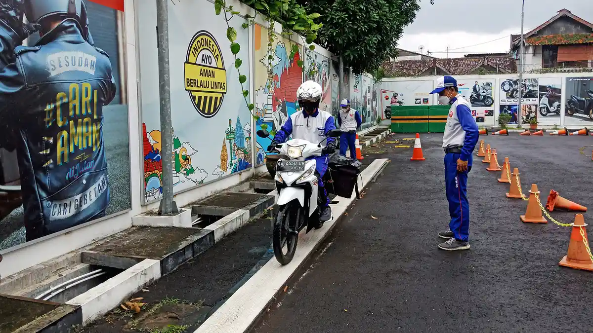 Begini Cara Astra Motor dan Gizindo Yogyakarta Latih Safety Riding Kurir Pengantar Susu