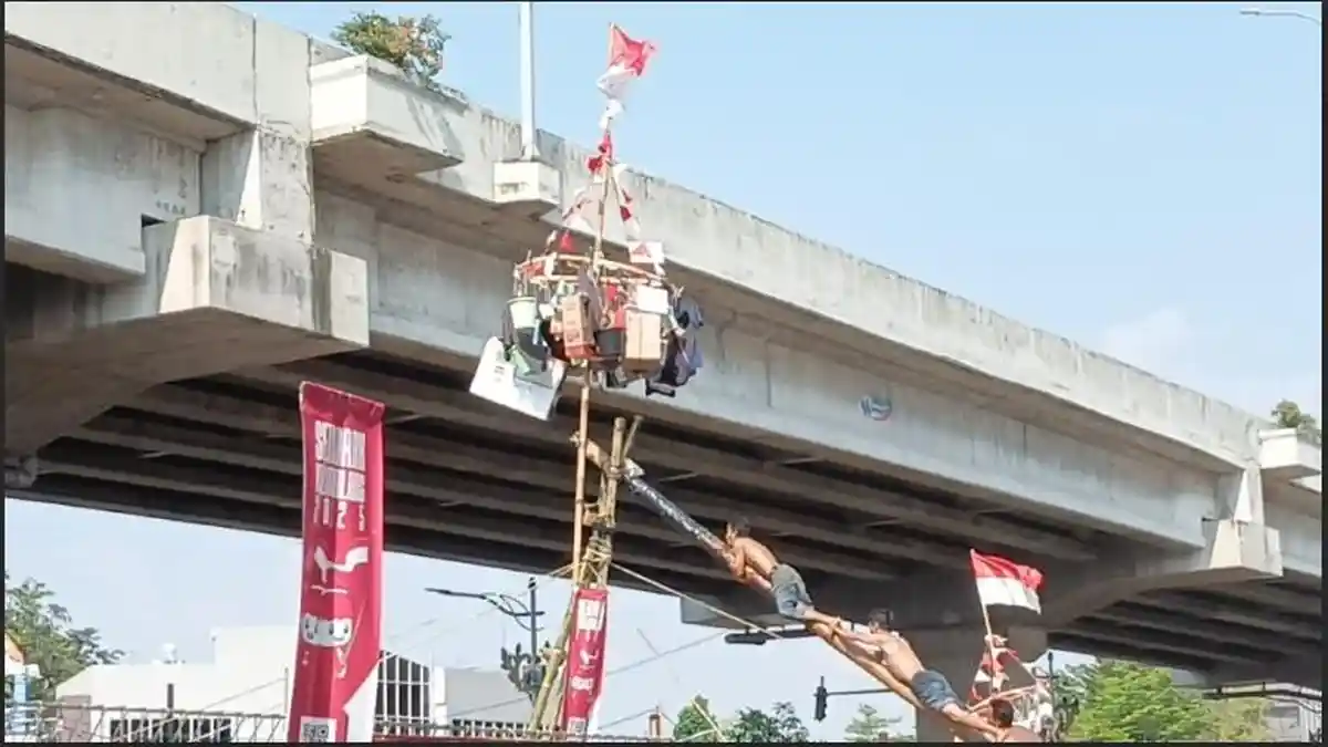 Hadiah dari Wapres Gibran Pacu Semangat Peserta Lomba Panjat Pinang di Kalimalang