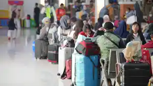 Pemudik-yang-berada-di-Stasiun-Bandung-di-momen-angkutan-Lebaran.jpg