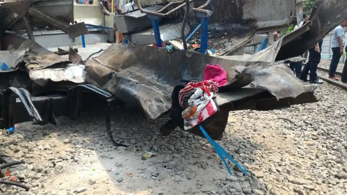 Baju Korban Hingga Buah Salak Ada di Bangkai Bus Metromini
