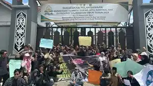 20240529_-aksi-di-depan-gerbang-DPRD-Kalimantan-Timur.jpg