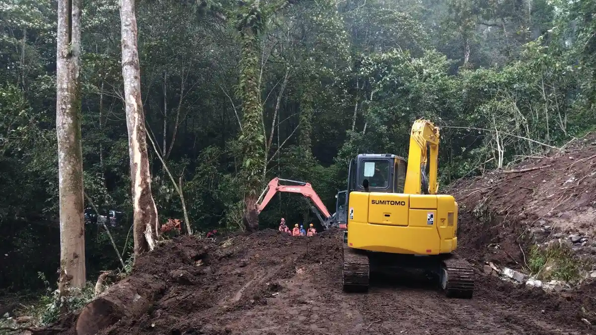 Pembersihan Longsor Jalur Cangar - Pacet Dimulai, Kerahkan Dua Alat Berat