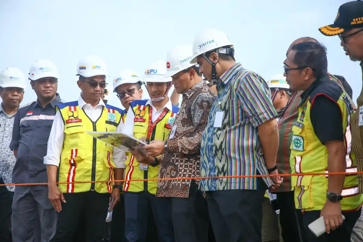 Gubernur Ahmad Luthfi Targetkan Tanggul Laut Dapat Digunakan Januari 2026, Solusi Banjir Rob Sayung