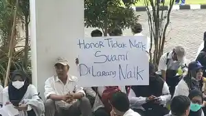 POSTER-CURHAT-HONORER-Massa-Aliansi-Honorer-Bersatu-menggelar-aksi-unj.jpg