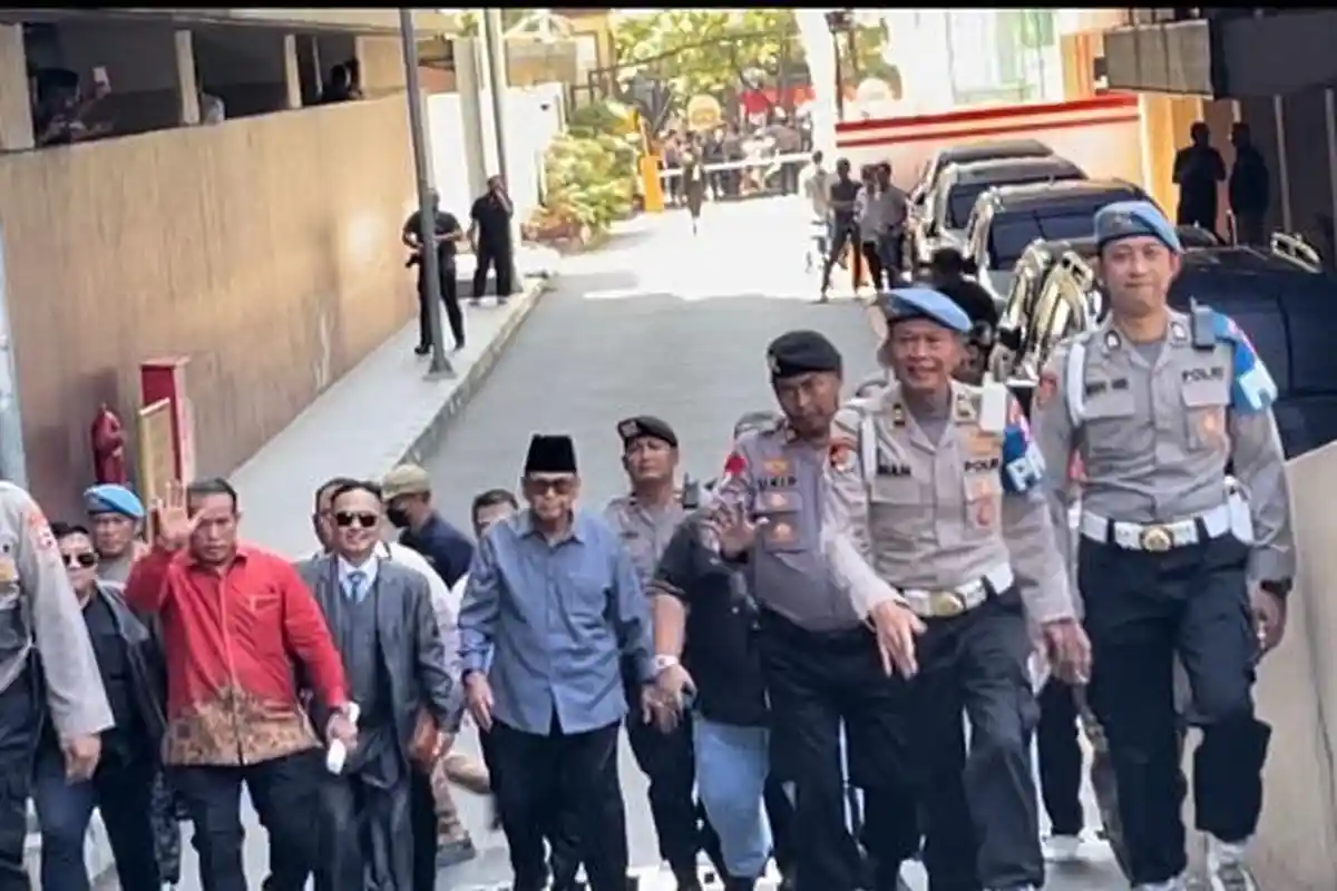 BREAKING NEWS: Panji Gumilang Acungkan Jempol ke Wartawan Saat Penuhi Panggilan Bareskrim Polri