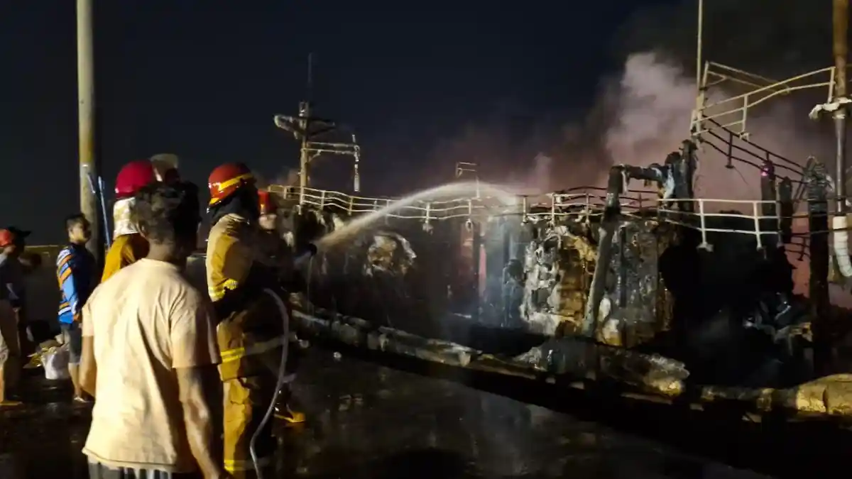 Kebakaran Kapal di Dermaga 3 Cilacap Padam Setelah 4 Jam