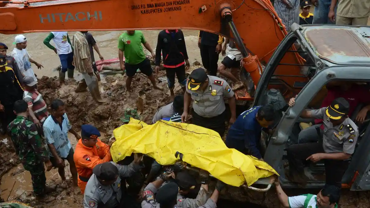 Longsor Jombang, 10 Orang Masih Tertimbun