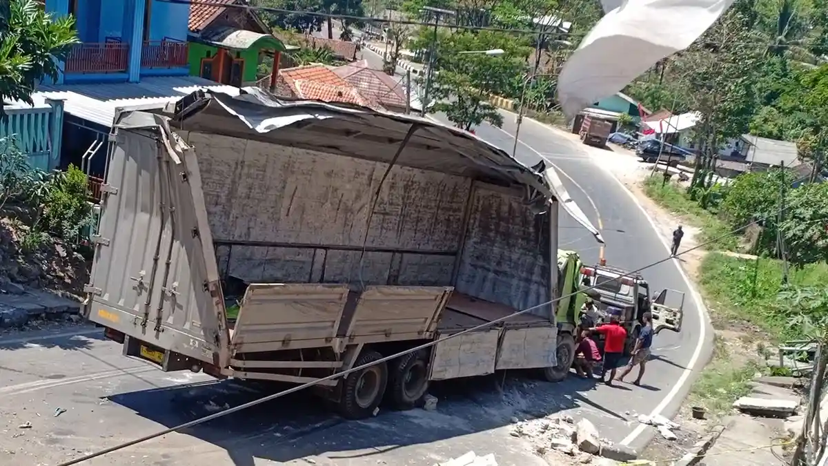 Truk Pengangkut Susu Alami Rem Blong di Turunan Nagreg, Dua Mobil Terguling dan Tiang Listrik Roboh