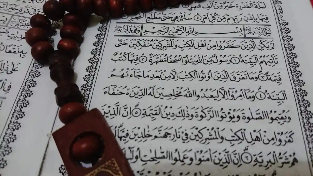 Surat Al Bayyinah Lengkap Arab Latin dan Artinya