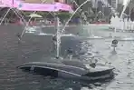 Tak Hati-hati, Mobil Nyemplung ke Kolam Bundaran Hotel Indonesia Jakarta usai Tabrak Pembatas Jalan