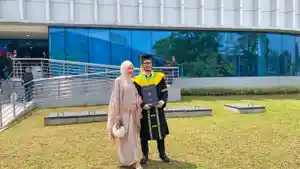 Jeje-Ritchie-Ismail-dan-Syahnaz-Sadiqah-usai-wisuda-di-Unjani.jpg