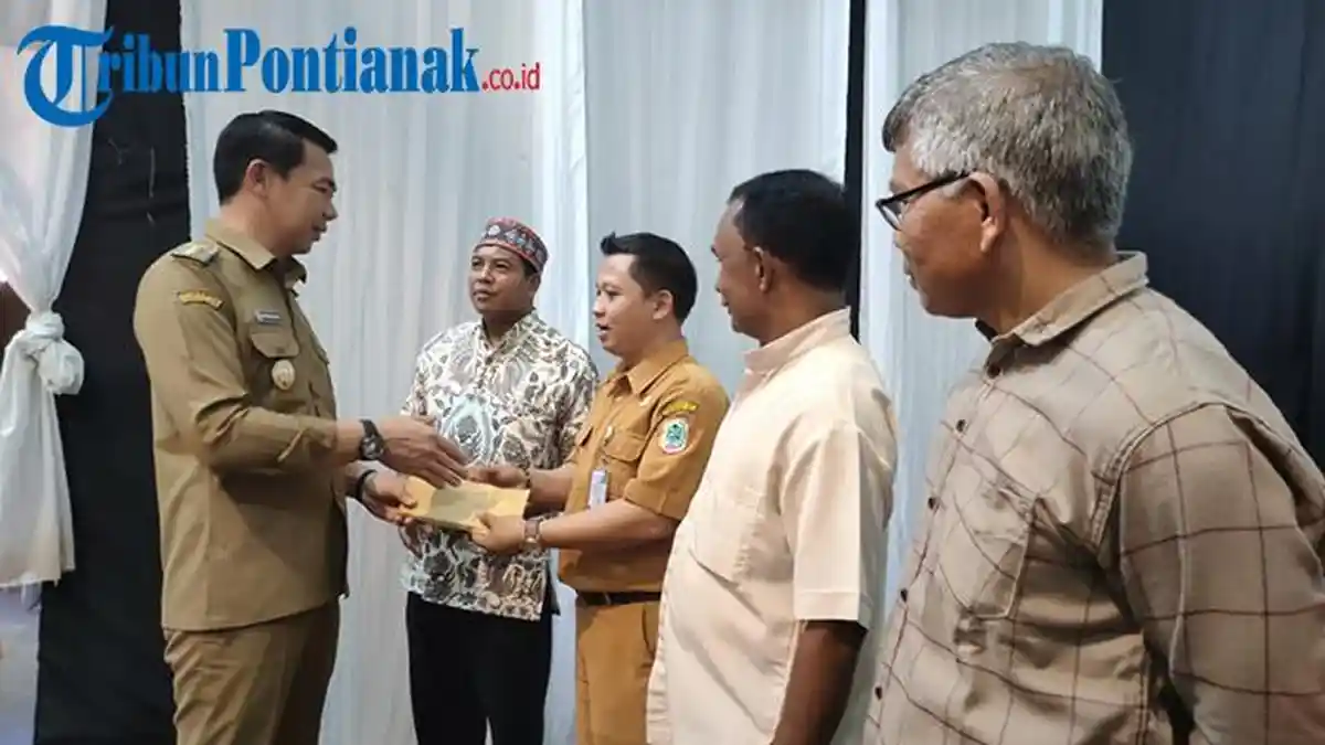 Jelang Natal Pemda Kapuas Hulu Serahkan Bantuan ke Gereja