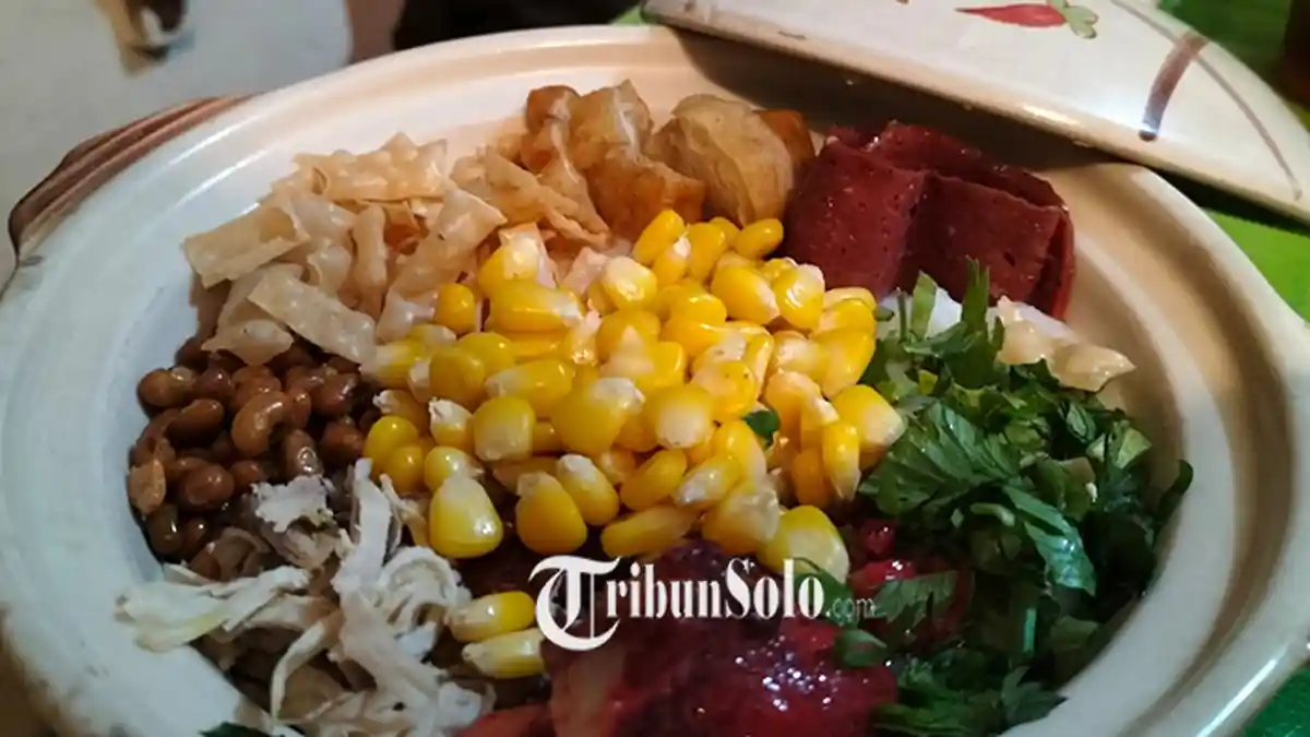Kuliner Hits di Kota Solo, Bubur Bakar Rempah Badran, Variasi Topping Melimpah