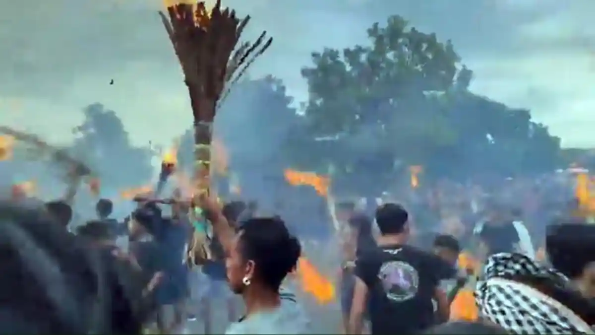 Tradisi Perang Api di Lombok, Simbol Melawan Wabah Penyakit dan Roh Jahat Jelang Nyepi