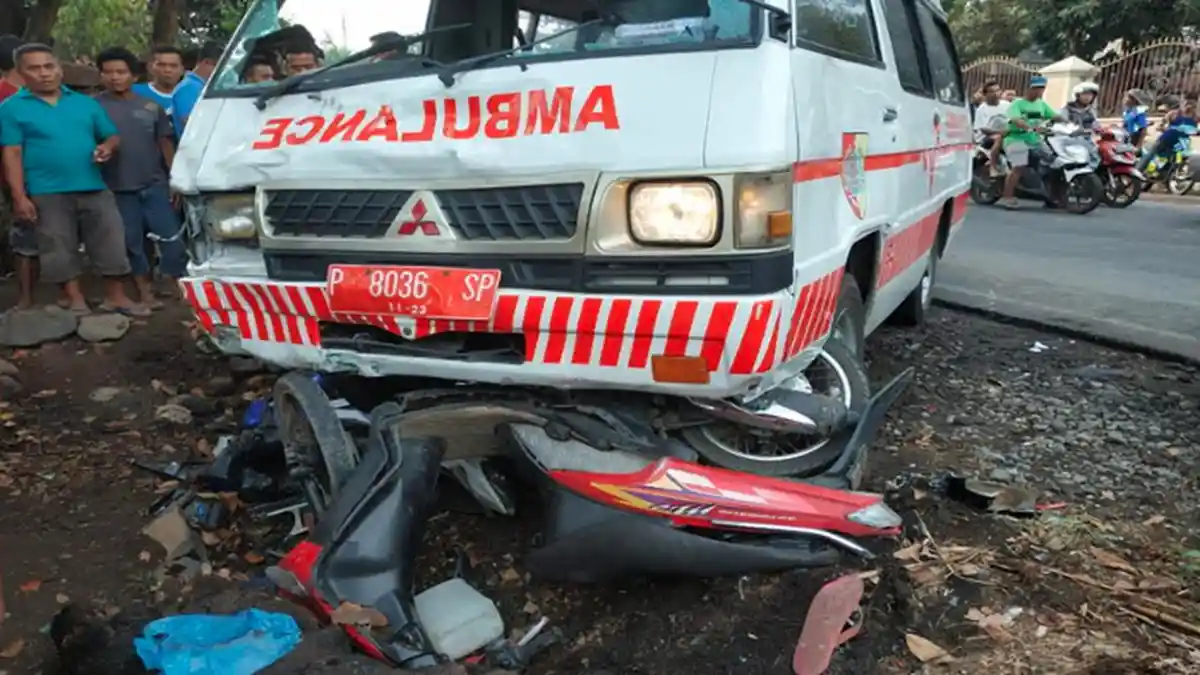 Bawa Pasien DB, Mobil Ambulans Kecelakaan Hebat di Jember Lawan Empat Motor: 8 Orang Menjadi Korban