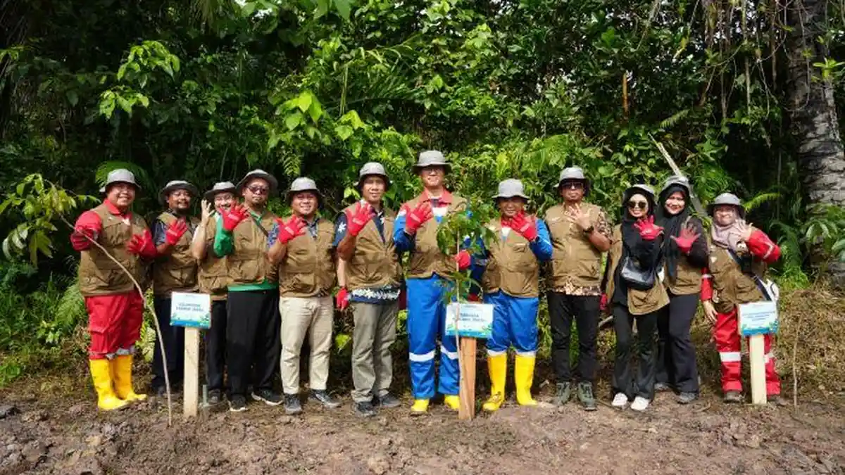 Peringati HMPI 2025, KPI Unit Balikpapan Tanam 150 Bibit Pohon di Sungai Wain