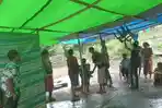 Warga-Desa-Nggilat-Kabupaten-Manggarai-Barat-terpaksa.jpg