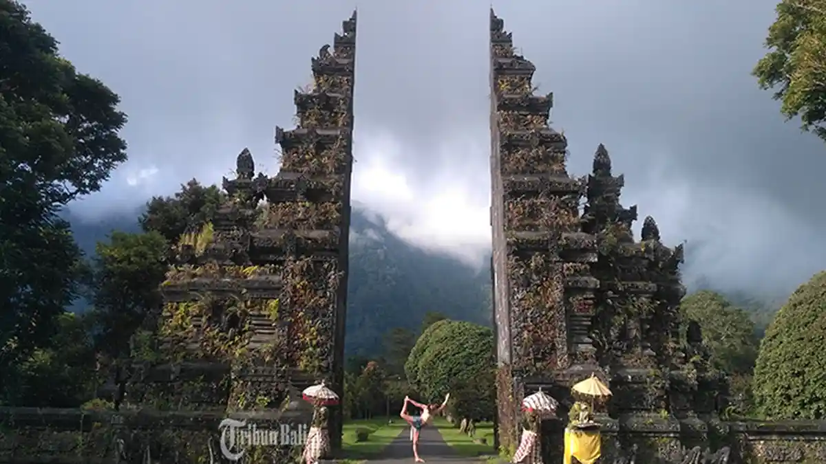Abadikan Momen di Handara Iconic Gate, Spot Foto Instragramable di Singaraja