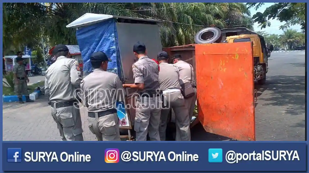 30 Rombong PKL di Stadion Gelora Bangkalan Diangkut Satpol PP