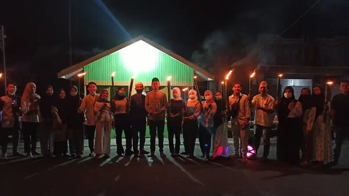 Pemuda Tolondadu Dua Sambut Idul Fitri Dengan Pawai Obor 