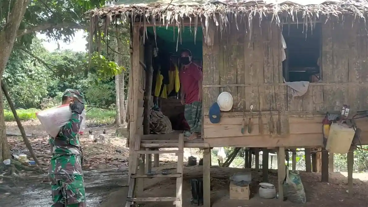 Koramil 01/TGR Kukar Kunjungi Rumah Warga Terdampak Covid-19, Bagikan Paket Sembako