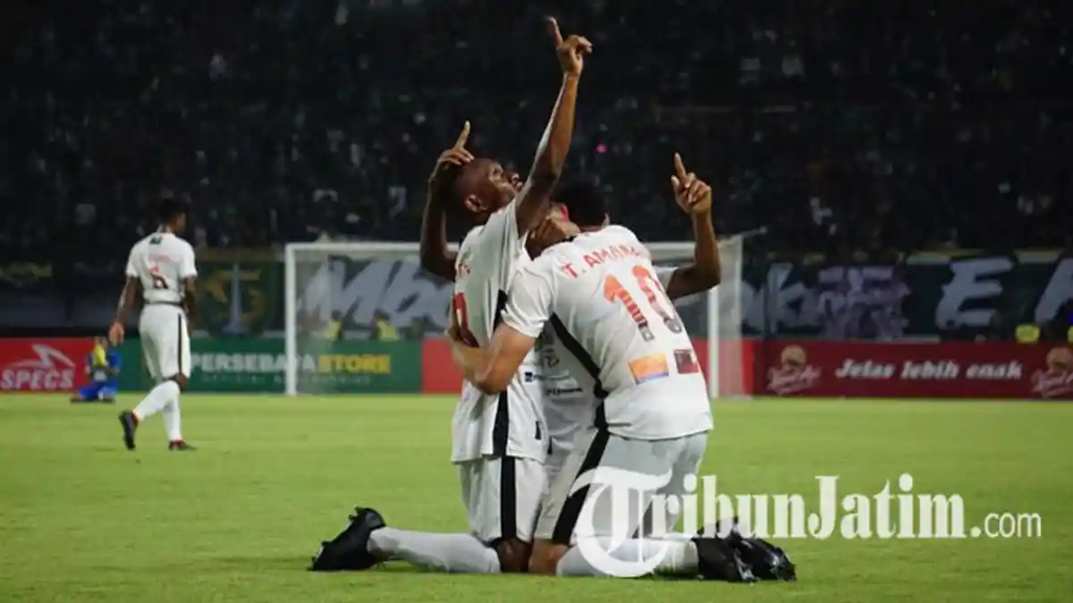 Babak Pertama Persebaya Vs Persipura, David Gagal Eksekusi Penalti, Bajul Ijo Tertinggal 1-2