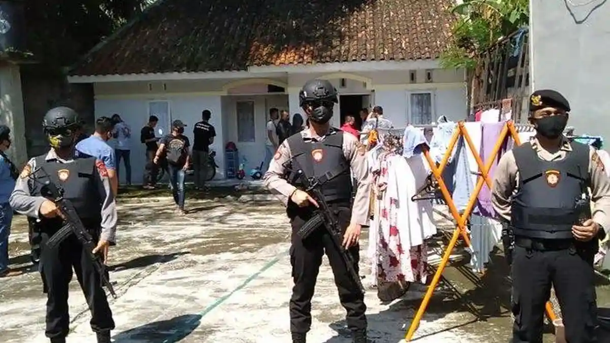 Terduga Teroris Seorang Guru Ngaji Ditangkap Densus 88 Antiteror, Tetangga Terkejut: Dia Imam Kami