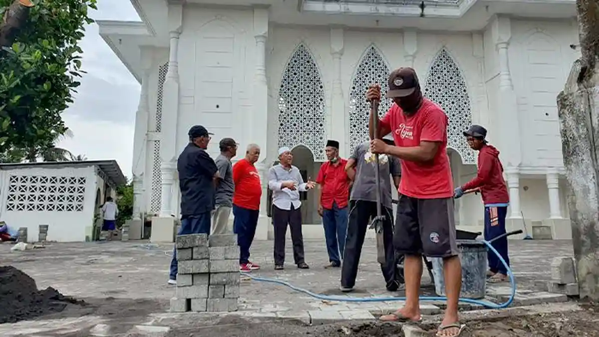 Masjid As-Syafi’iyah Selong Lombok Timur Dapat Bantuan Paving Block