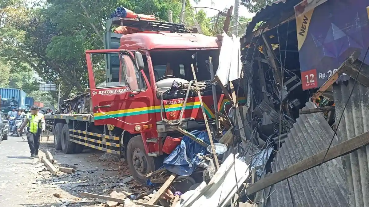 BREAKING NEWS: Truk Tronton Sasak Warung di Tuntang Semarang-Solo