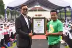 Rektor-USU-menerima-penghargaan-dari-rekor-muri.jpg
