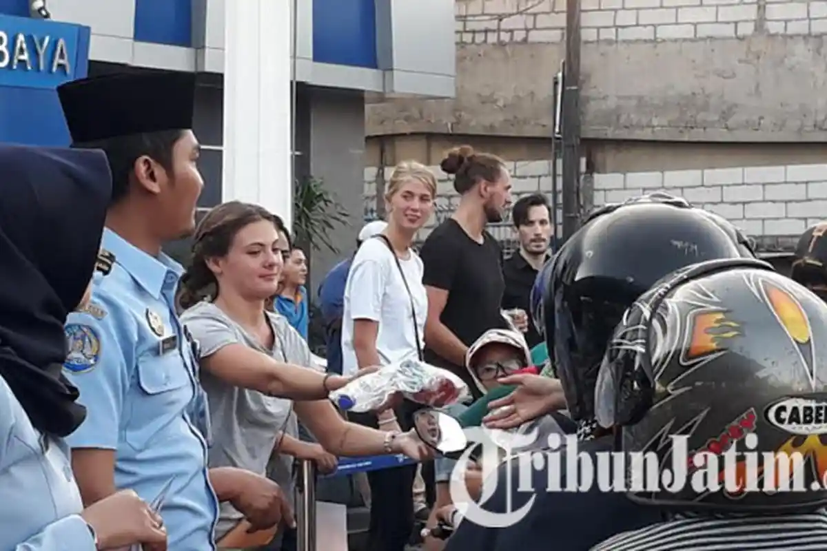 Kantor Imigrasi Kelas I Surabaya Bagi-bagi Takjil Buka Puasa, Ajak Bule Asal Berbagai Benua