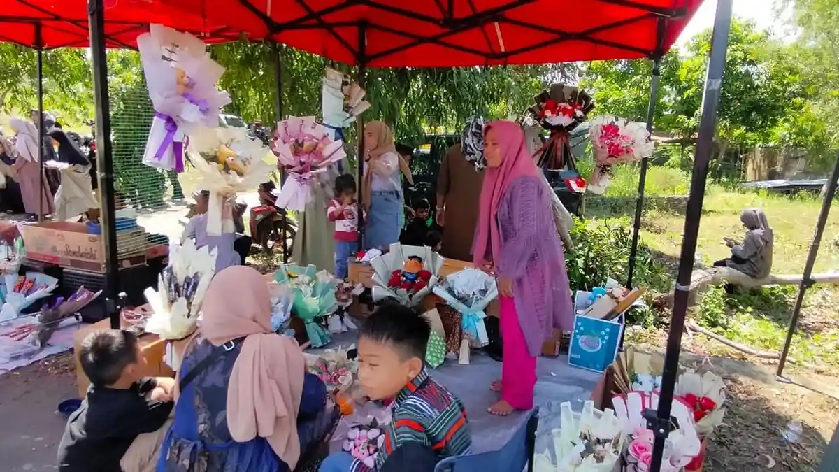 Penjual Buket Musiman Raup Untung di Acara Wisuda STAIN Majene