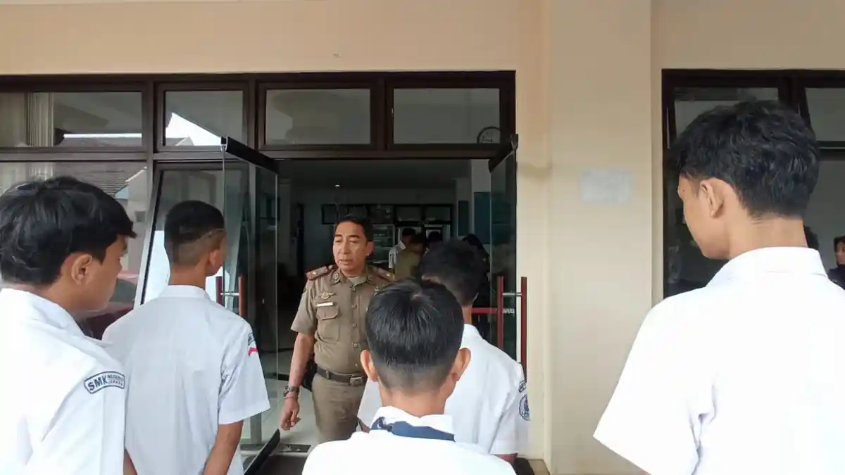 Jam Pelajaran Sekolah, Siswa SMP - SMA di Jepara Malah Asyik Nongkrong dan Merokok di Warung