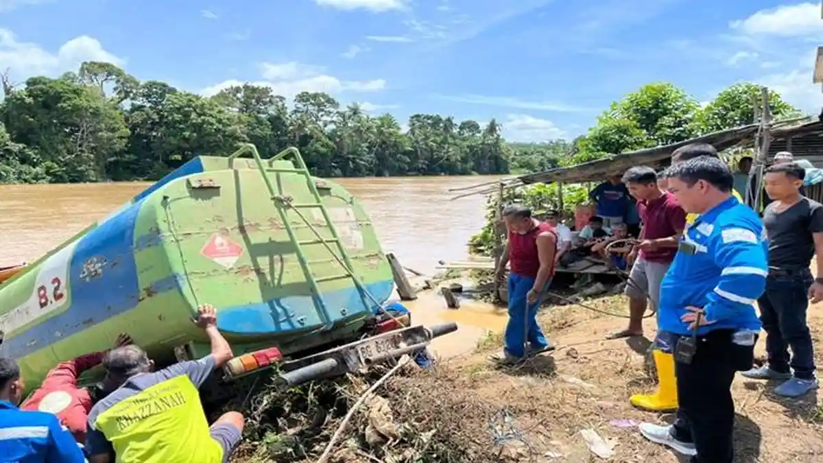 Insiden Jalan Rusak di Muratara, Mobil Tangki Terjun ke Sungai, Mobil Mengambang Ditarik Perahu