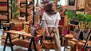 Seorang-Model-Foto-Memamerkan-tas-rajut-AsBag.jpg