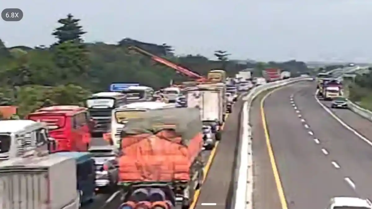 BREAKING NEWS: Bus Shantika Jakarta-Semarang Terjun Bebas dari Jalan Tol Pemalang