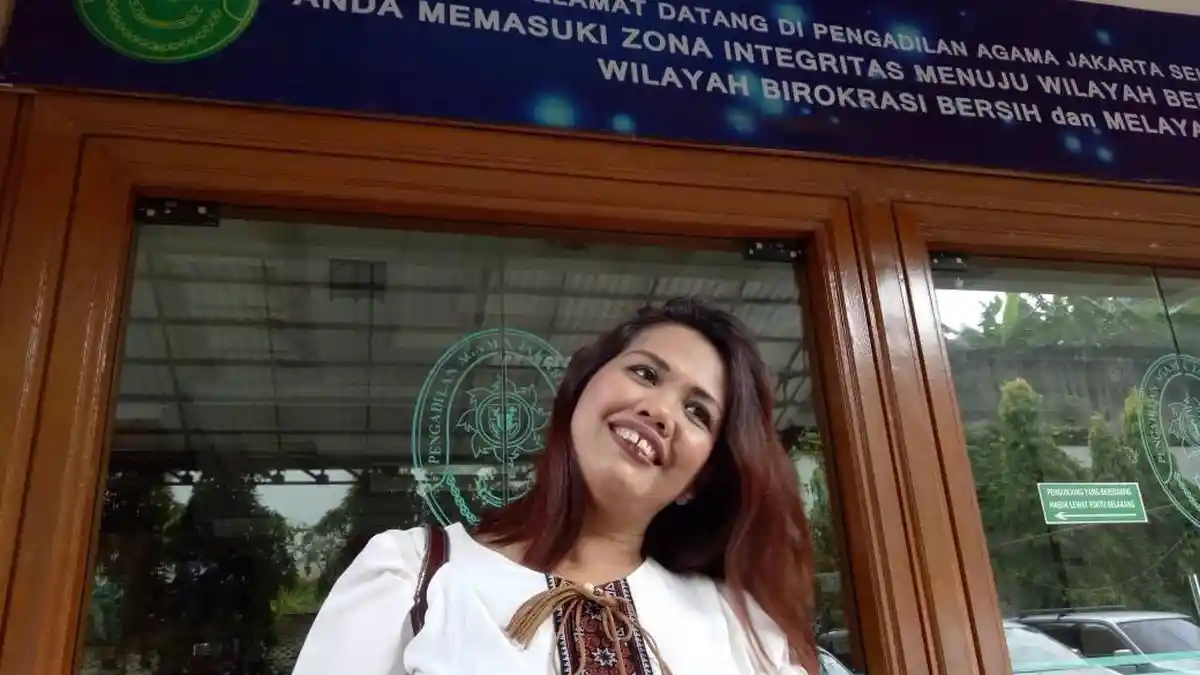 Tak Tega Lihat Ferry Anggara Jual Harta Demi Hidup, Tapi Elly Sugigi Tetap Mantap Bercerai